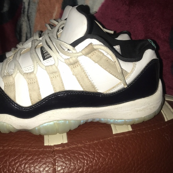 Jordan low top 11s